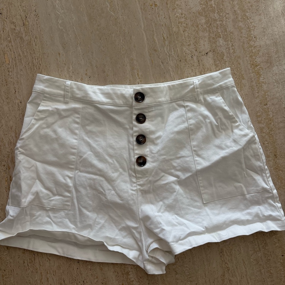 Valija Gitana White Button-Up Women's Shorts